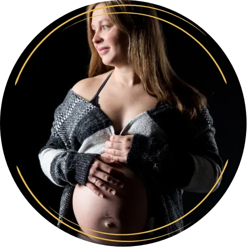 Schwangere Frau streichelt ihren Bauch